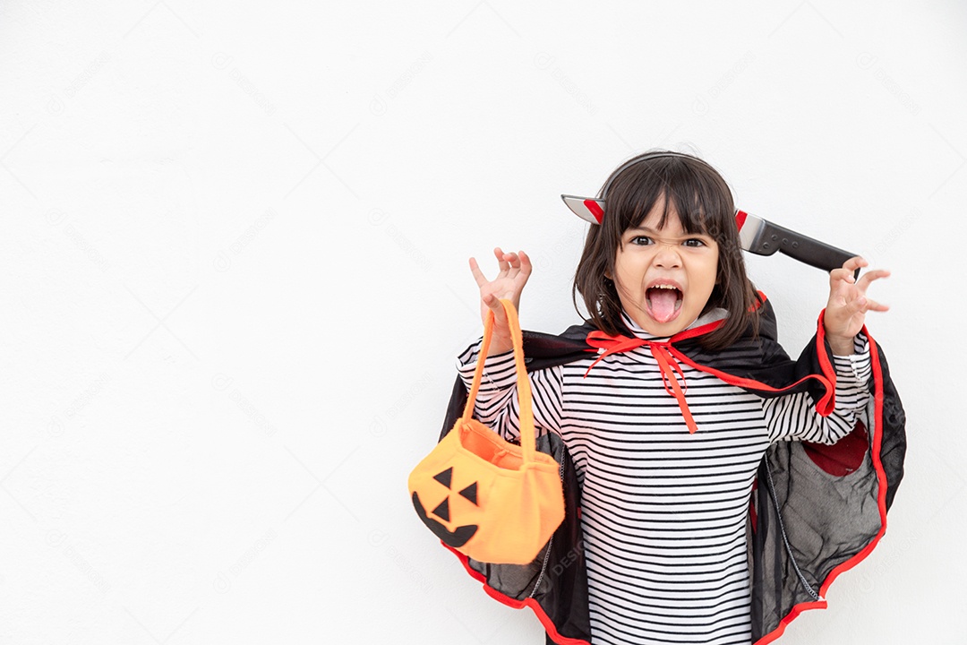 Engraçado Halloween Kid Conceito, garotinha bonitinha com fantasia Halloween