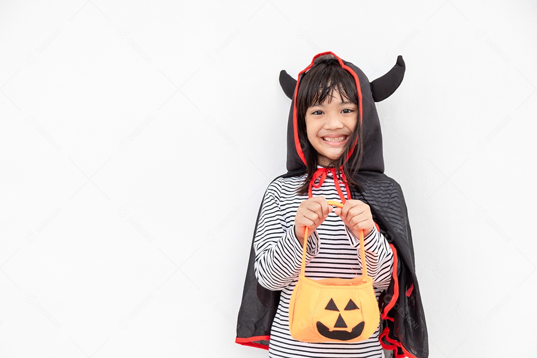 Engraçado Halloween Kid Conceito, garotinha bonitinha com fantasia Halloween