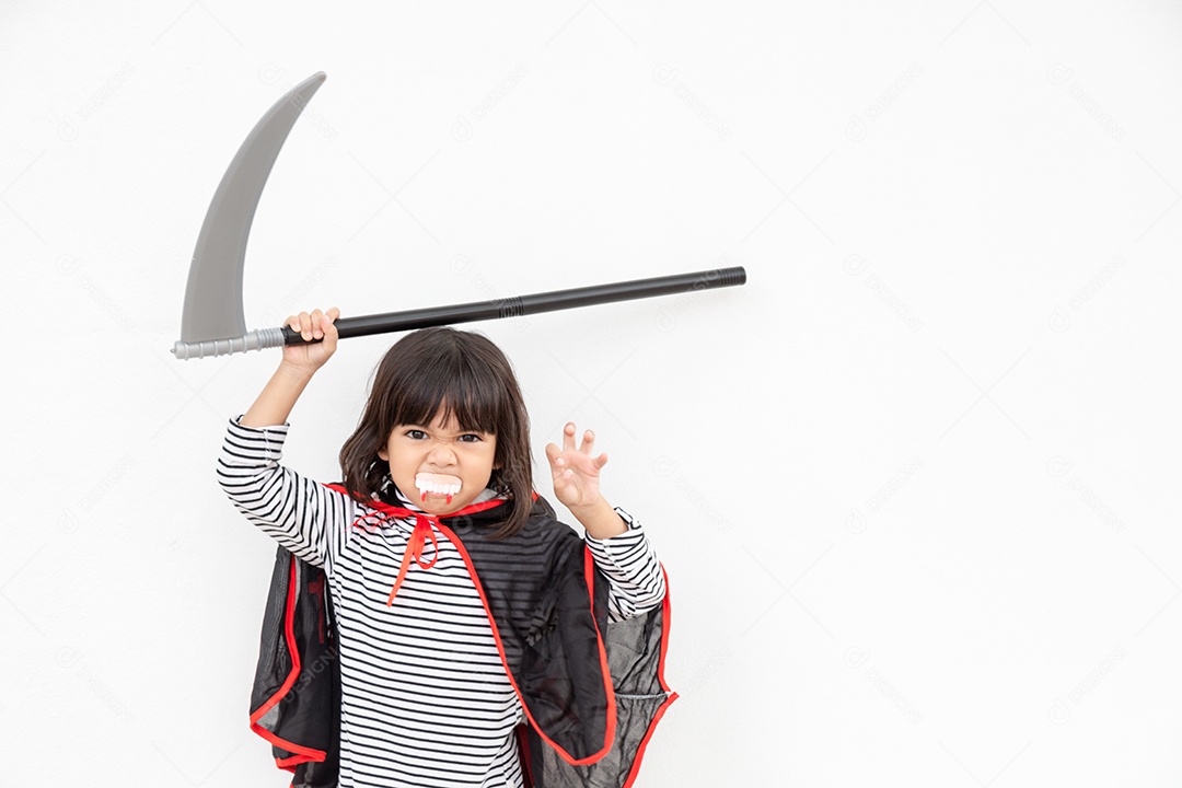 Garota de crianças vestindo misterioso vestido de Halloween segurando uma foice