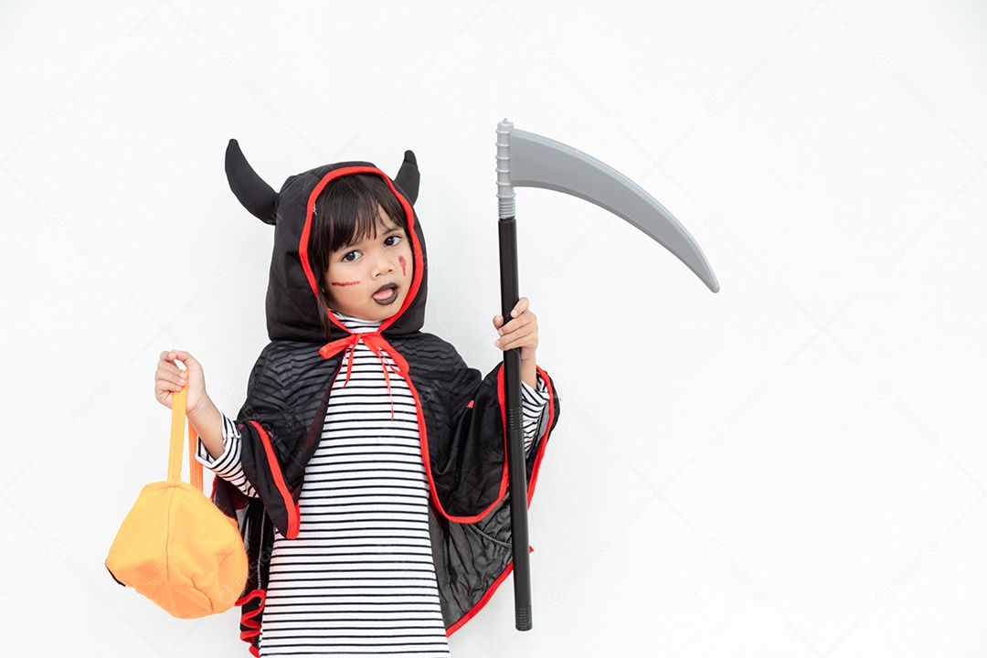 Garota de crianças vestindo misterioso vestido de Halloween segurando uma foice