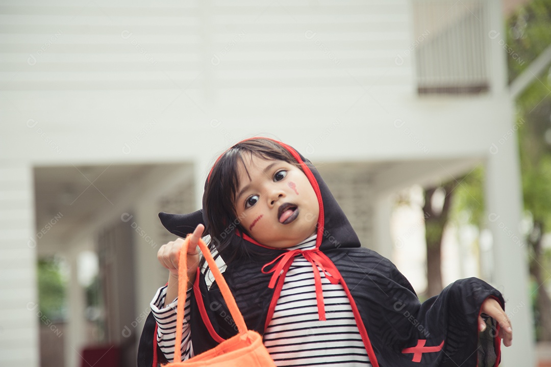 Criança engraçada vestida fantasia de Halloween. conceito de férias de dia das bruxas