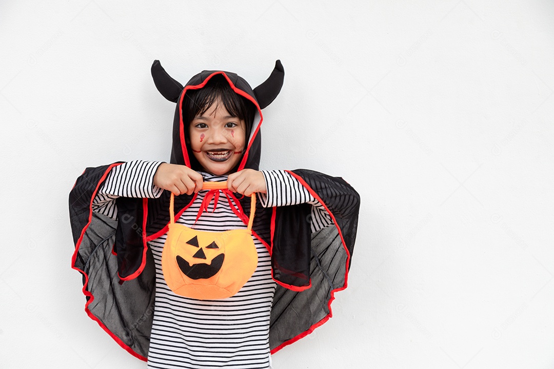 Feliz Dia das Bruxas! A menina bonitinha na fantasia de Halloween