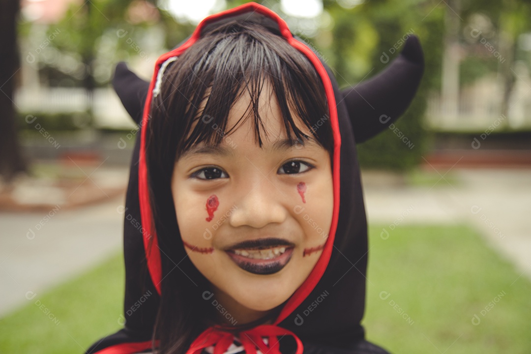 Feliz Dia das Bruxas! A menina bonitinha na fantasia de Halloween