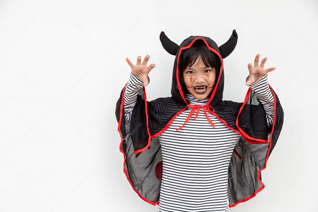 Feliz Dia das Bruxas! A menina bonitinha na fantasia de Halloween