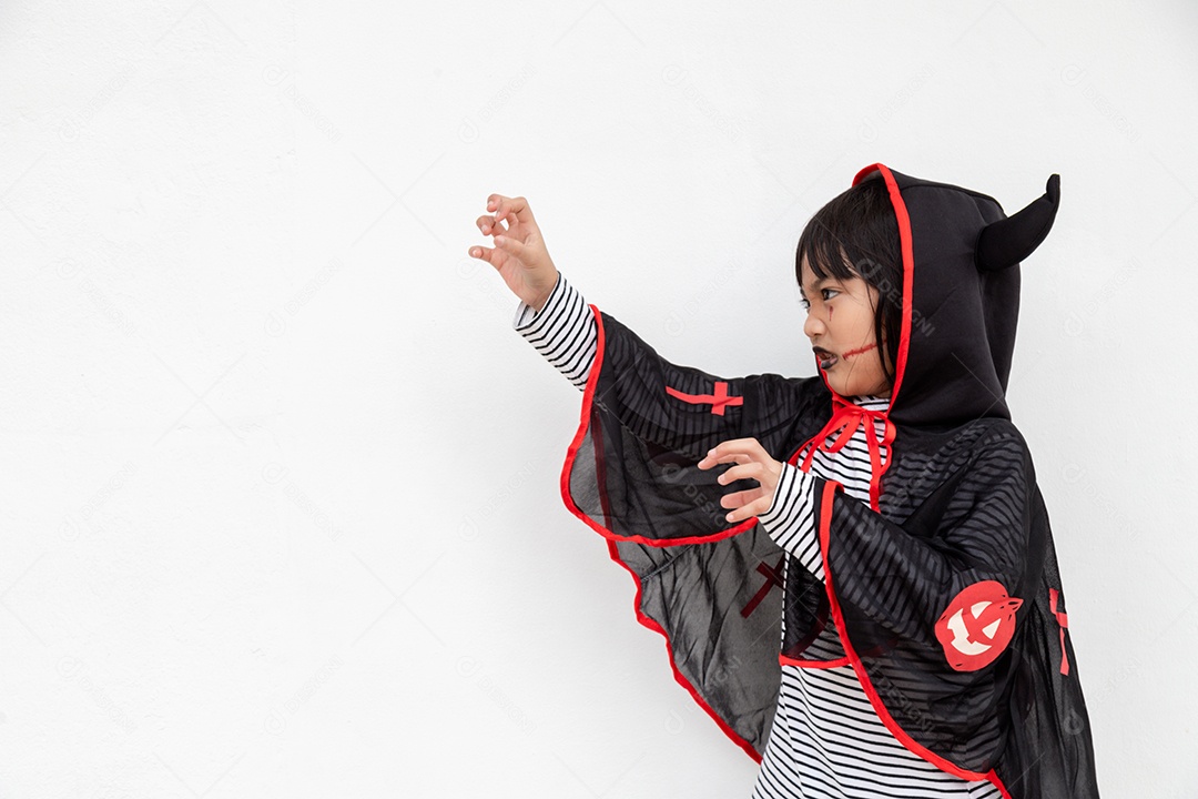 Feliz Dia das Bruxas! A menina bonitinha na fantasia de Halloween