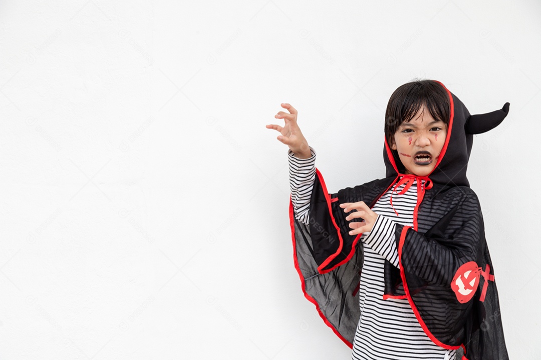 Feliz Dia das Bruxas! A menina bonitinha na fantasia de Halloween