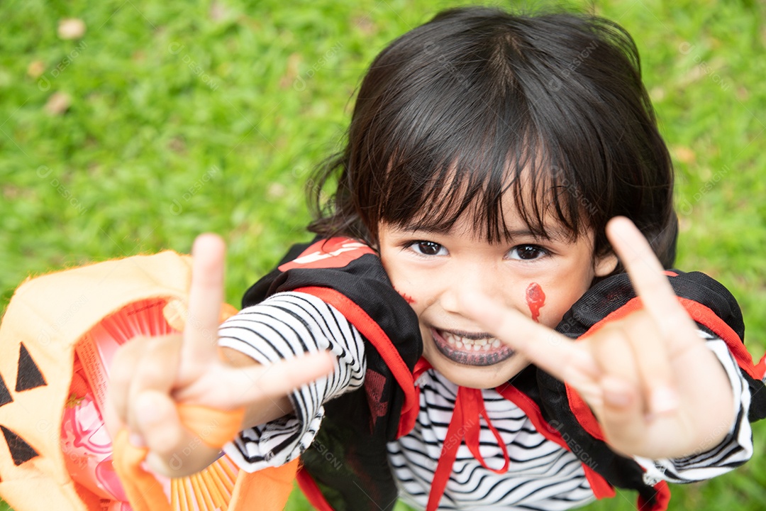 Retrato de uma garotinha bonitinha mostrando um gesto bem