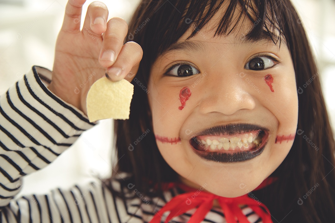 Criança engraçada vestida fantasia de Halloween. conceito de férias de dia das bruxas