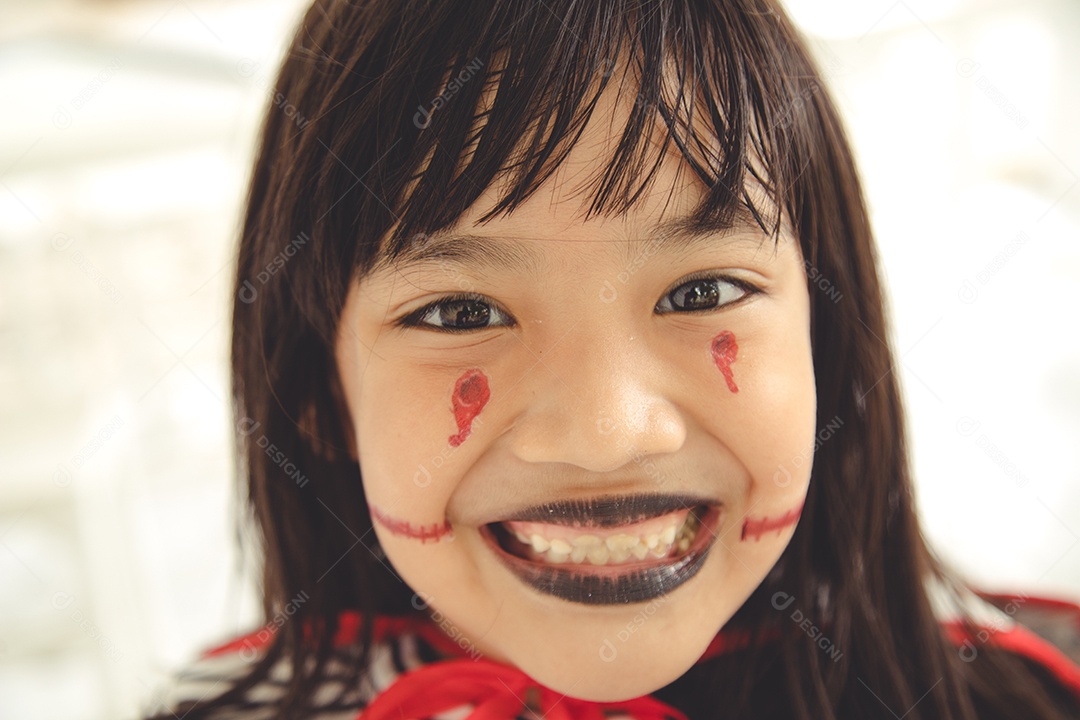 Feliz Dia das Bruxas! A menina bonitinha na fantasia de Halloween