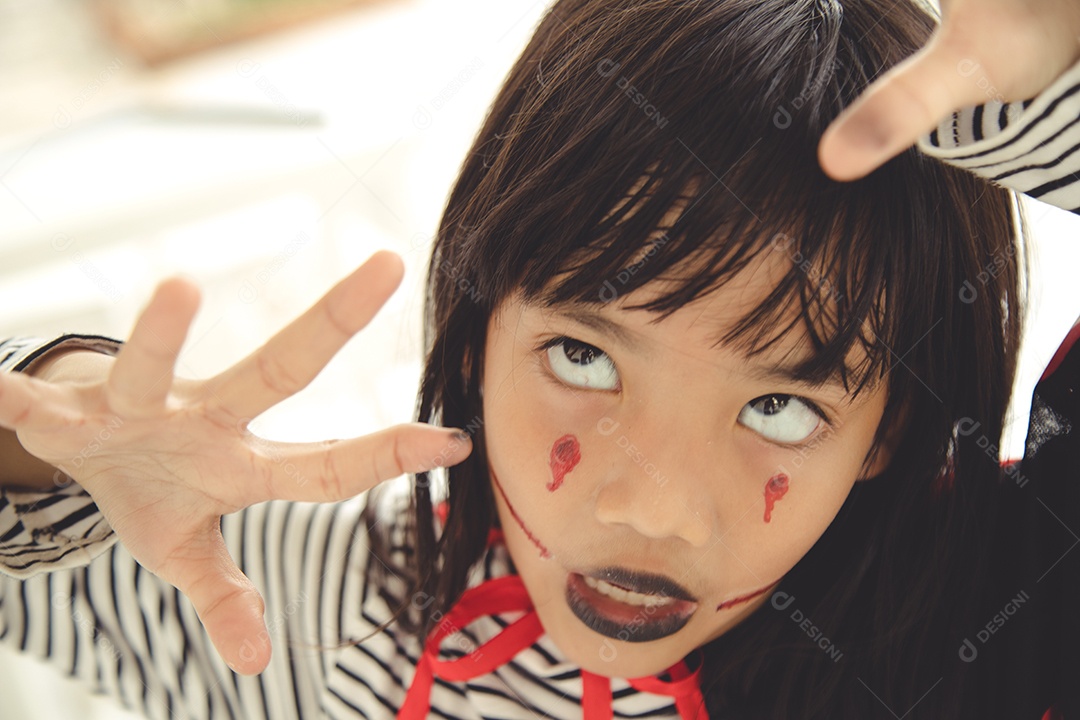 Retrato de uma garotinha bonitinha mostrando um gesto bem