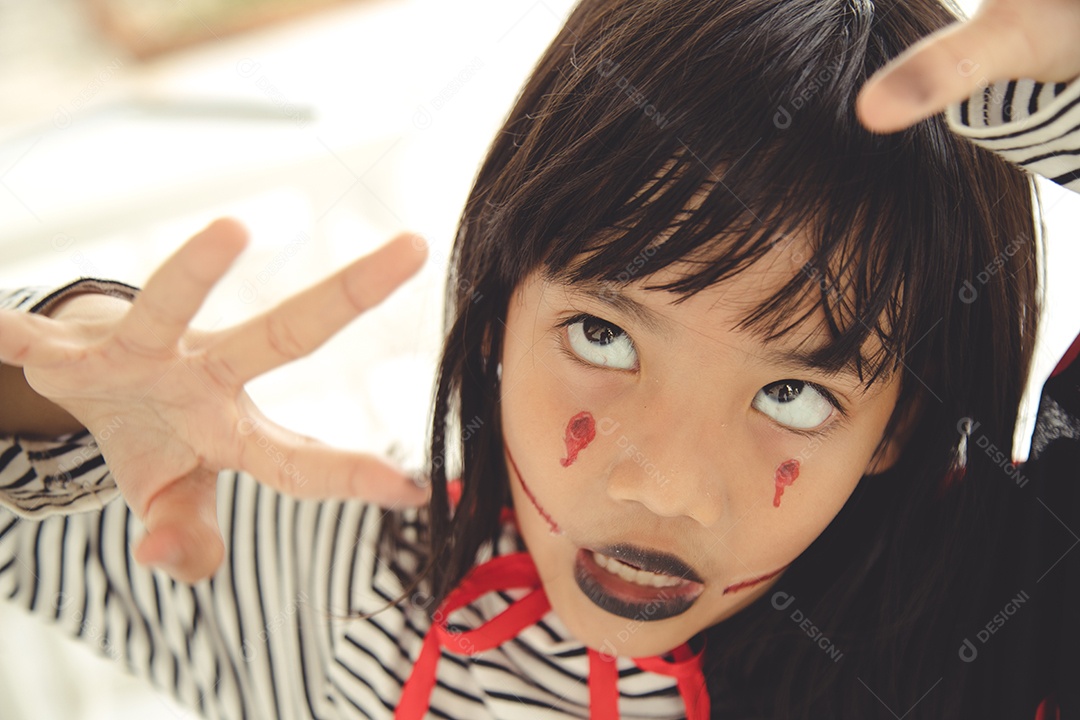 Retrato de uma garotinha bonitinha mostrando um gesto bem