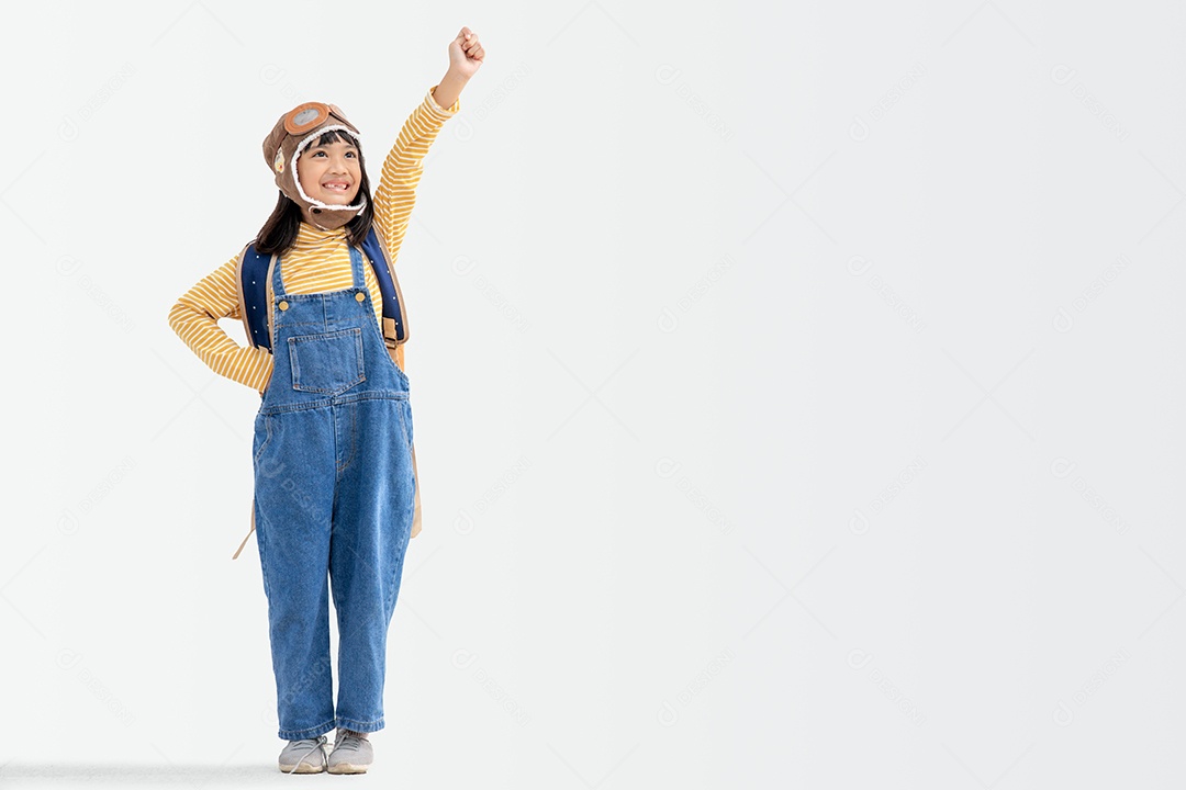 Uma menina bonitinha vestida com um boné e óculos de piloto