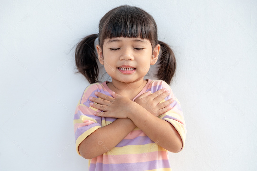 Menina Feliz criança asiática mostrando suas mãos fortes