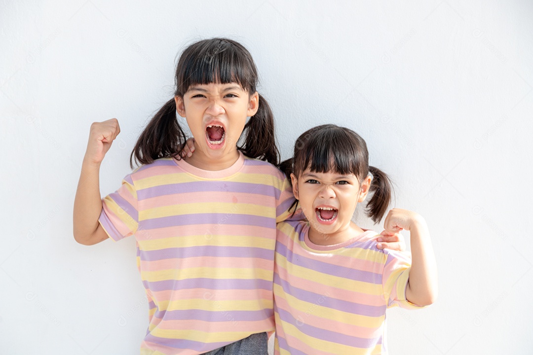 Irmãos positivos em roupas semelhantes