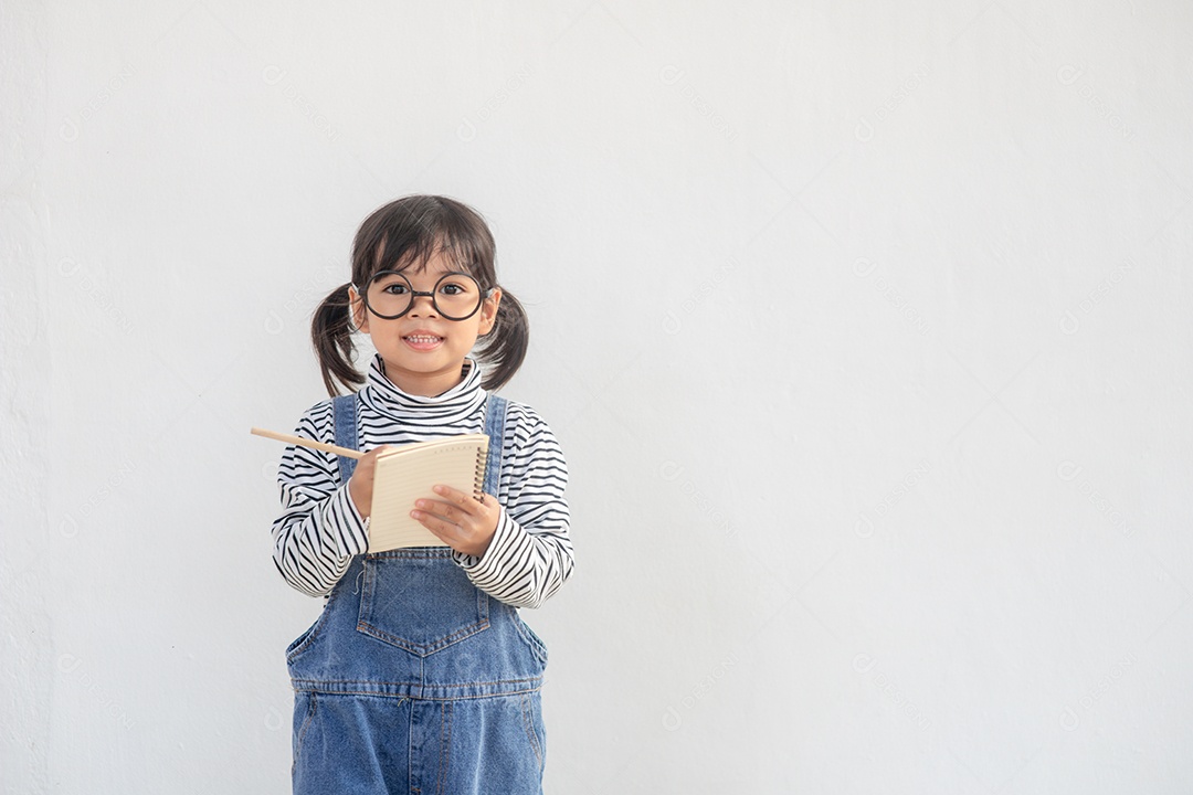 De volta à escola. uma menina engraçada de óculos em background branco