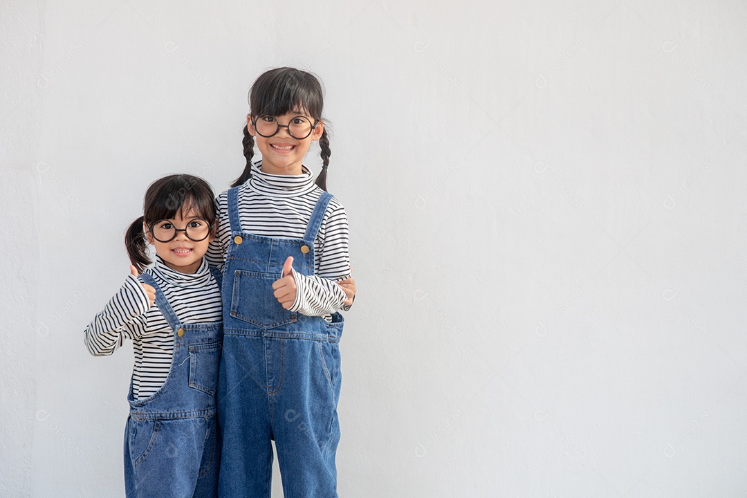 Irmãos positivos em roupas semelhantes