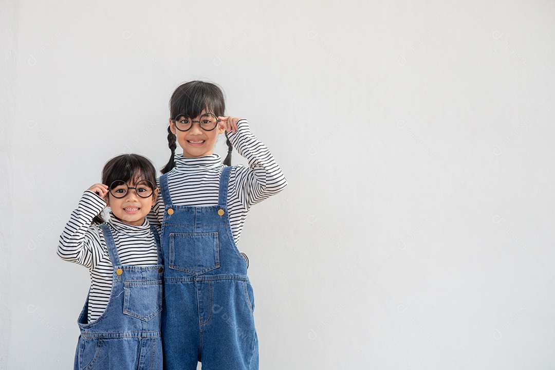 Irmãos positivos em roupas semelhantes