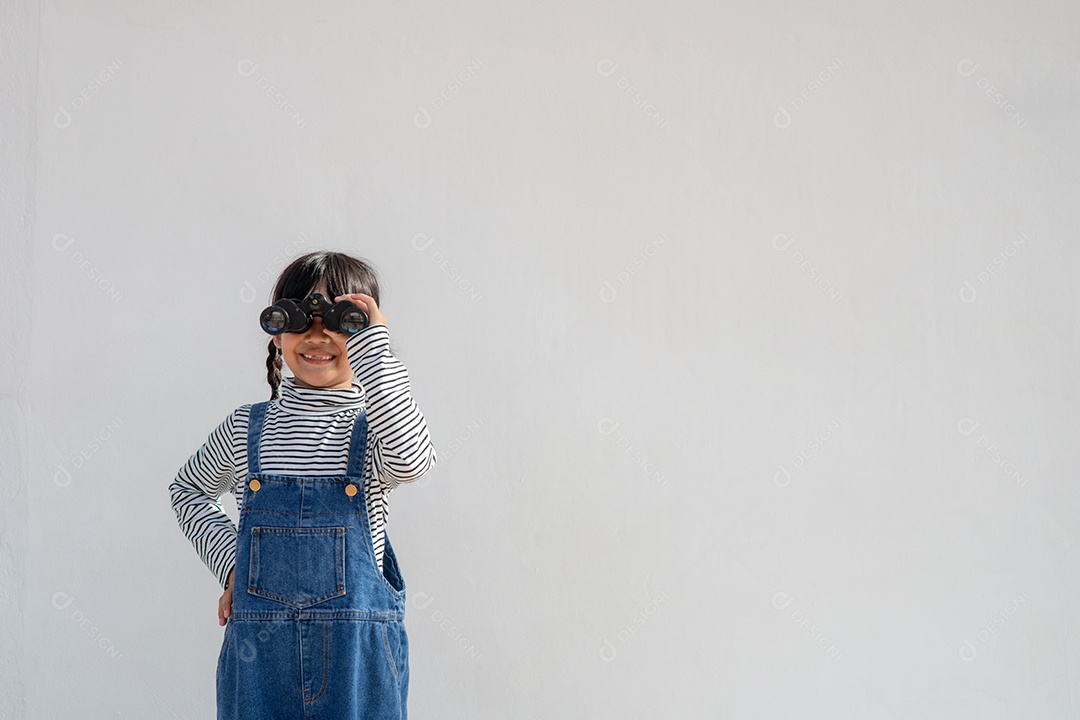 Linda garotinha asiática usando óculos e pensando