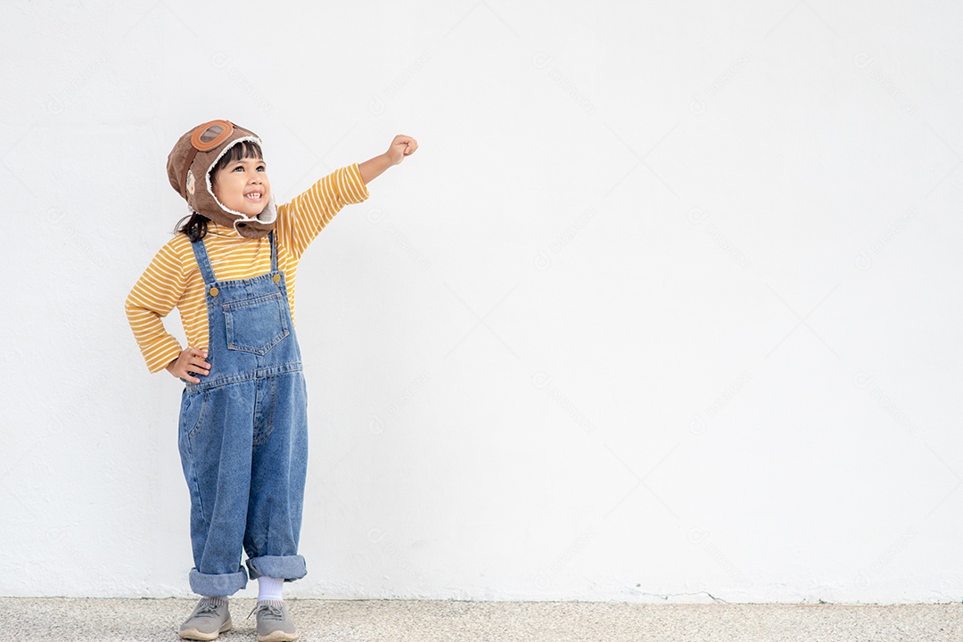 Uma menina bonitinha vestida com um boné e óculos de piloto