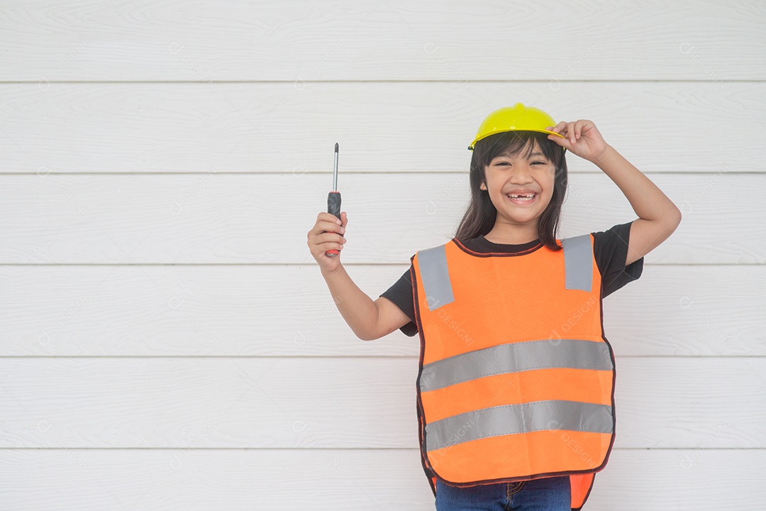 Meninas asiáticas brincando como capacete de engenheiro