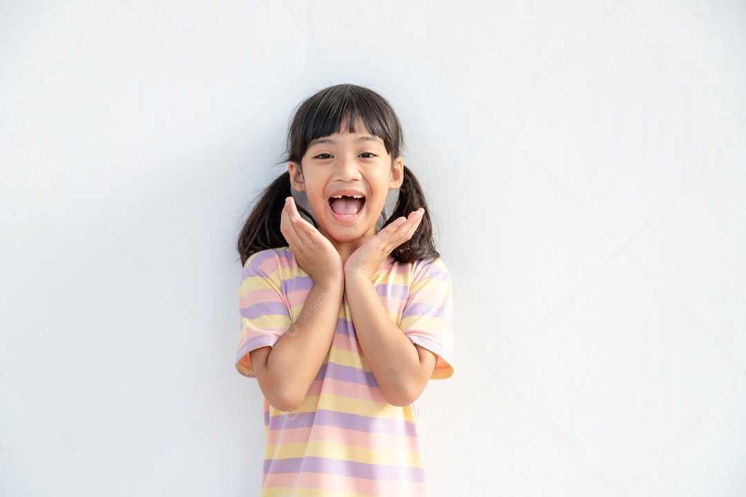 Retrato de uma garotinha bonitinha surpresa