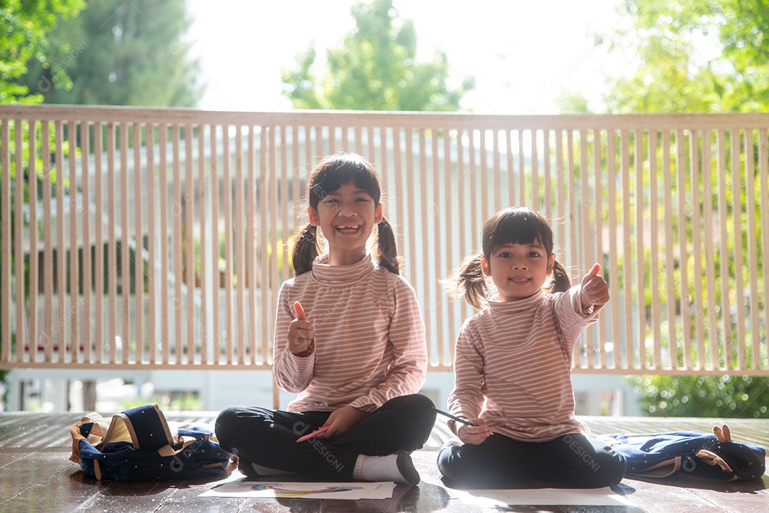 Crianças de irmãos asiáticos desenhando e pintando colorindo no papel