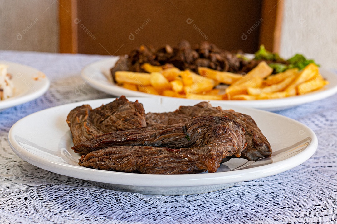 Marmita de comida sobre uma mesa restaurante