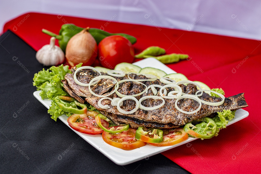 Prato de comida bife acebolado salada mesa