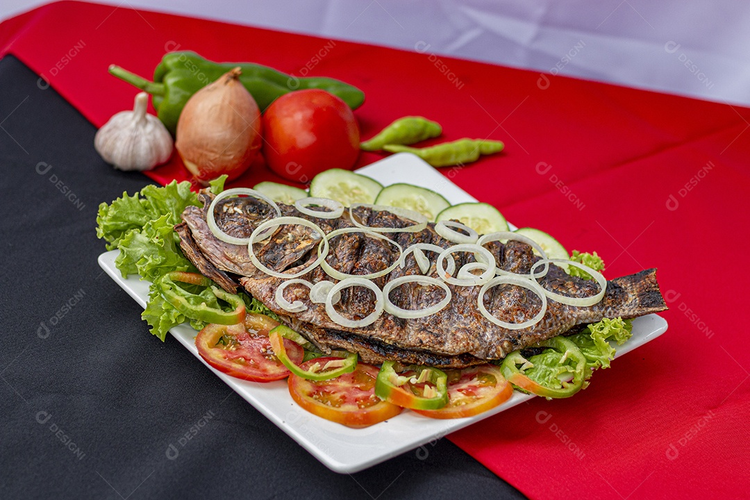 Prato de comida bife acebolado salada mesa