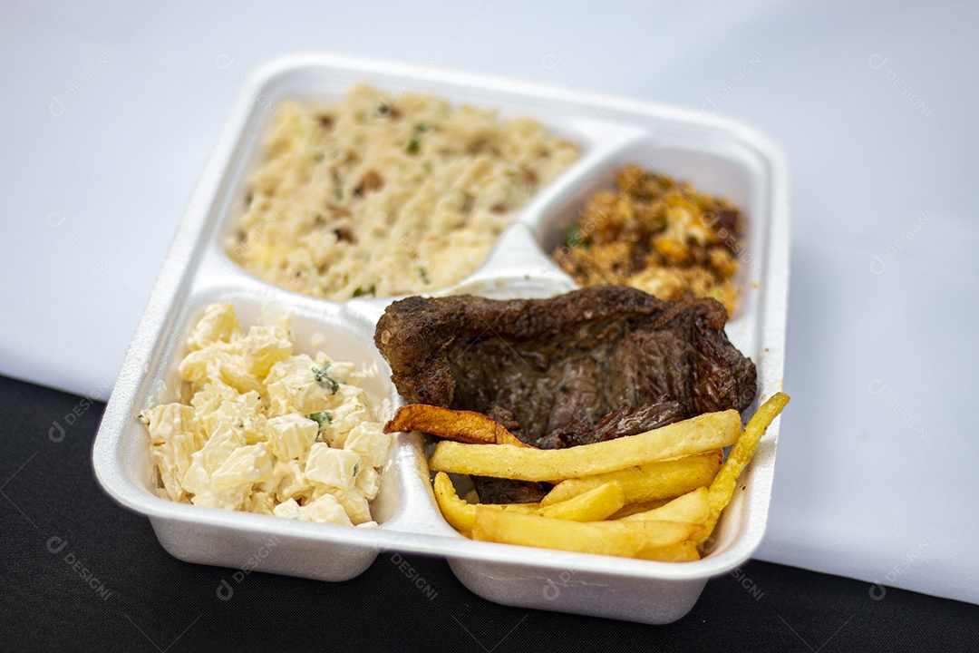 Marmita de comida sobre uma mesa restaurante