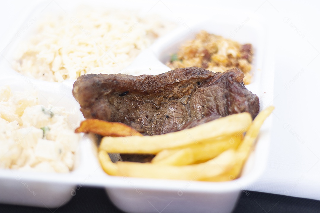 Marmita de comida sobre uma mesa restaurante