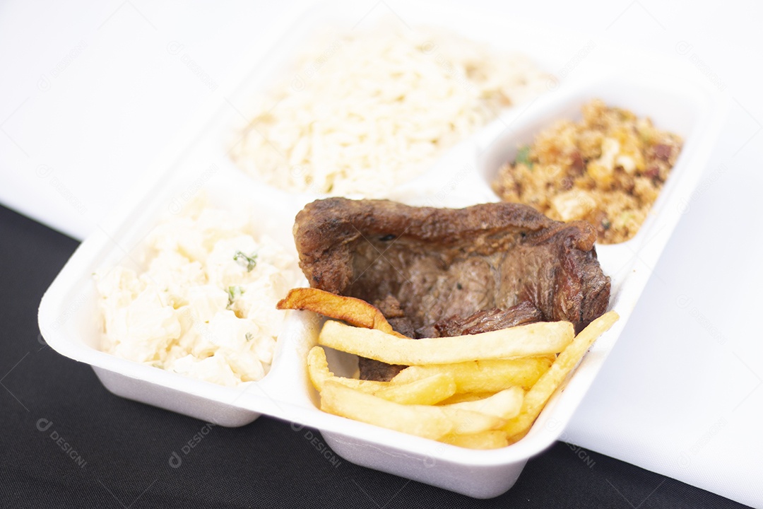 Marmita de comida sobre uma mesa restaurante