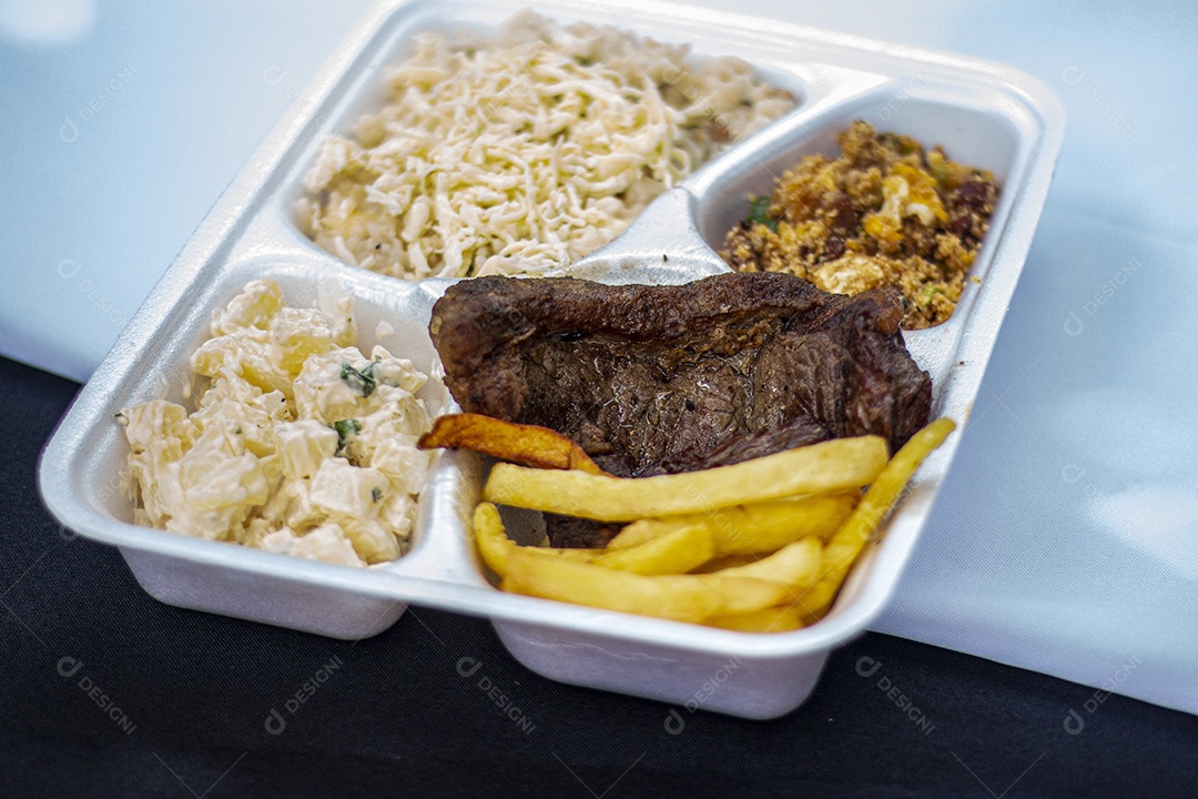 Marmita de comida sobre uma mesa restaurante