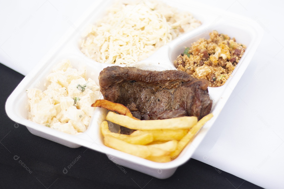 Marmita de comida sobre uma mesa restaurante