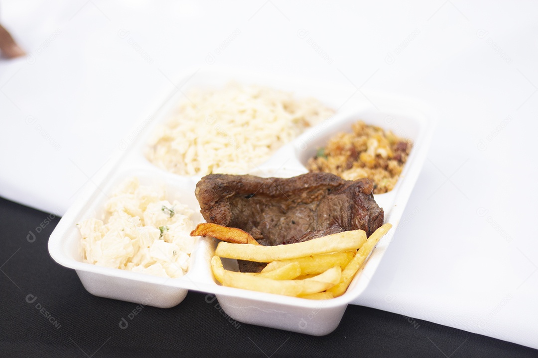 Marmita de comida sobre uma mesa restaurante