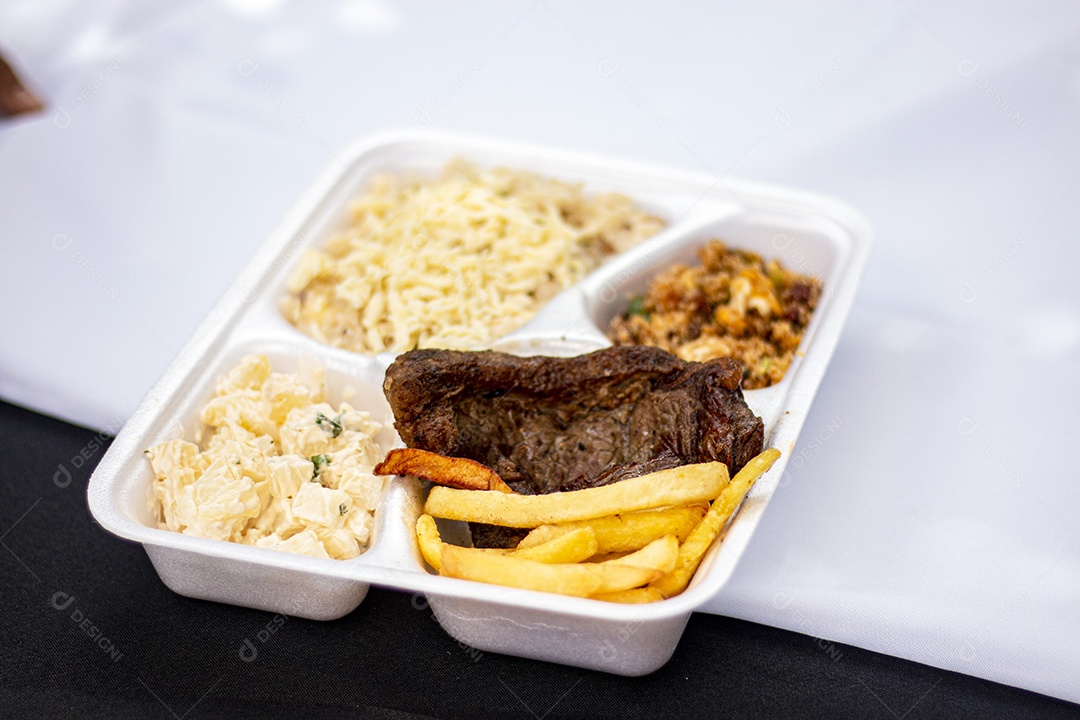 Marmita de comida sobre uma mesa restaurante