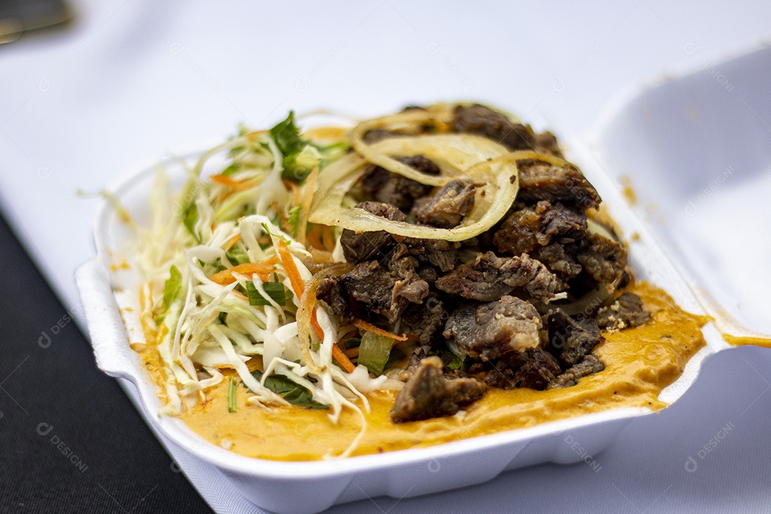 Marmita de comida sobre uma mesa restaurante