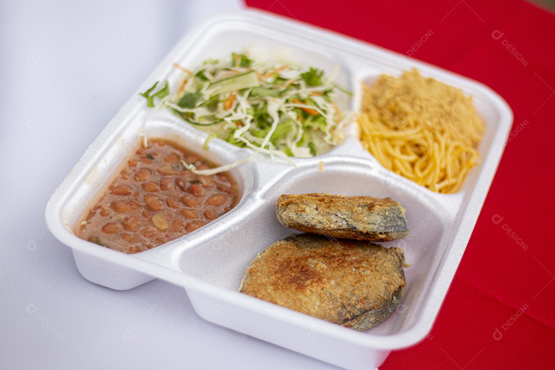 Marmita de comida sobre uma mesa restaurante