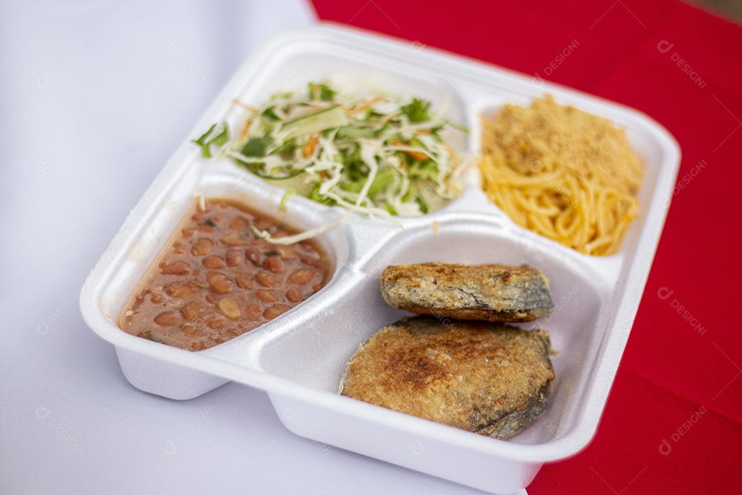 Marmita de comida sobre uma mesa restaurante