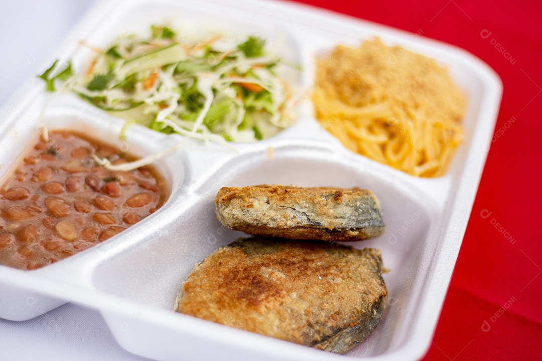 Marmita de comida sobre uma mesa restaurante