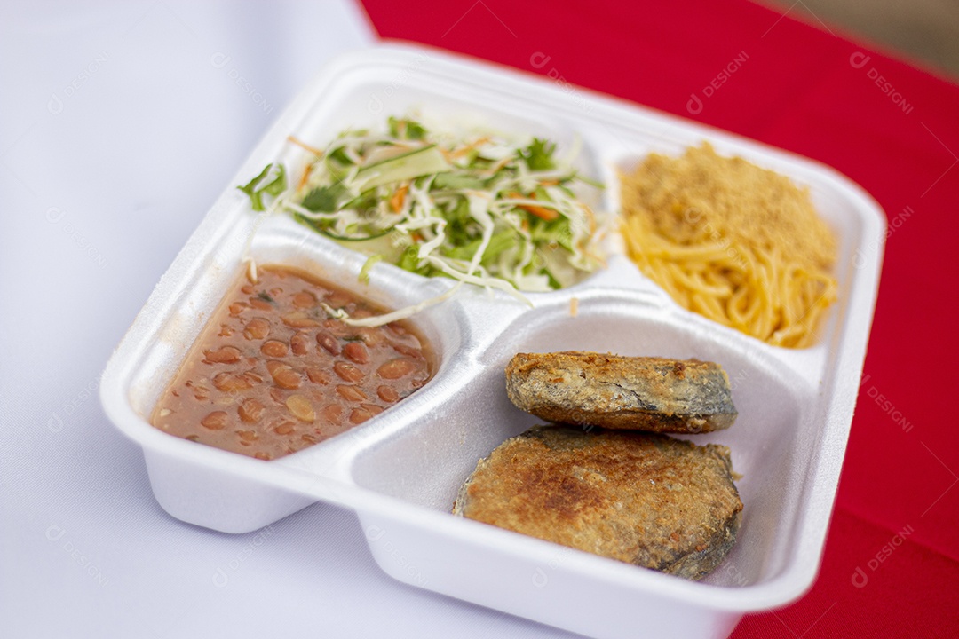 Marmita de comida sobre uma mesa restaurante