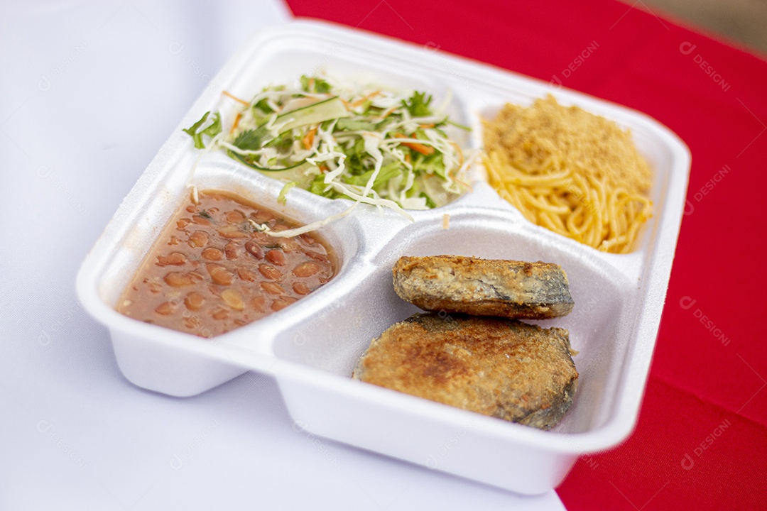 Marmita de comida sobre uma mesa restaurante