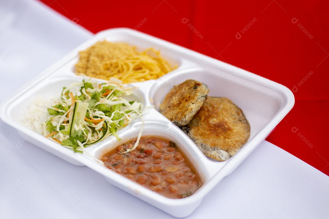 Marmita de comida sobre uma mesa restaurante