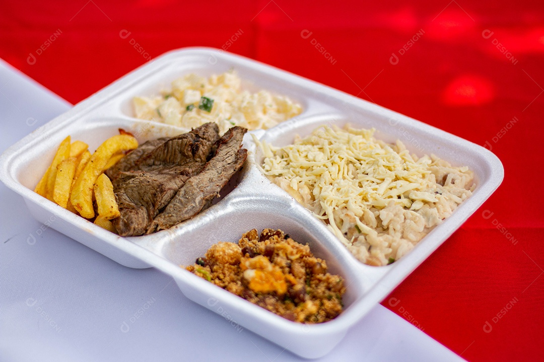 Marmita de comida sobre uma mesa restaurante