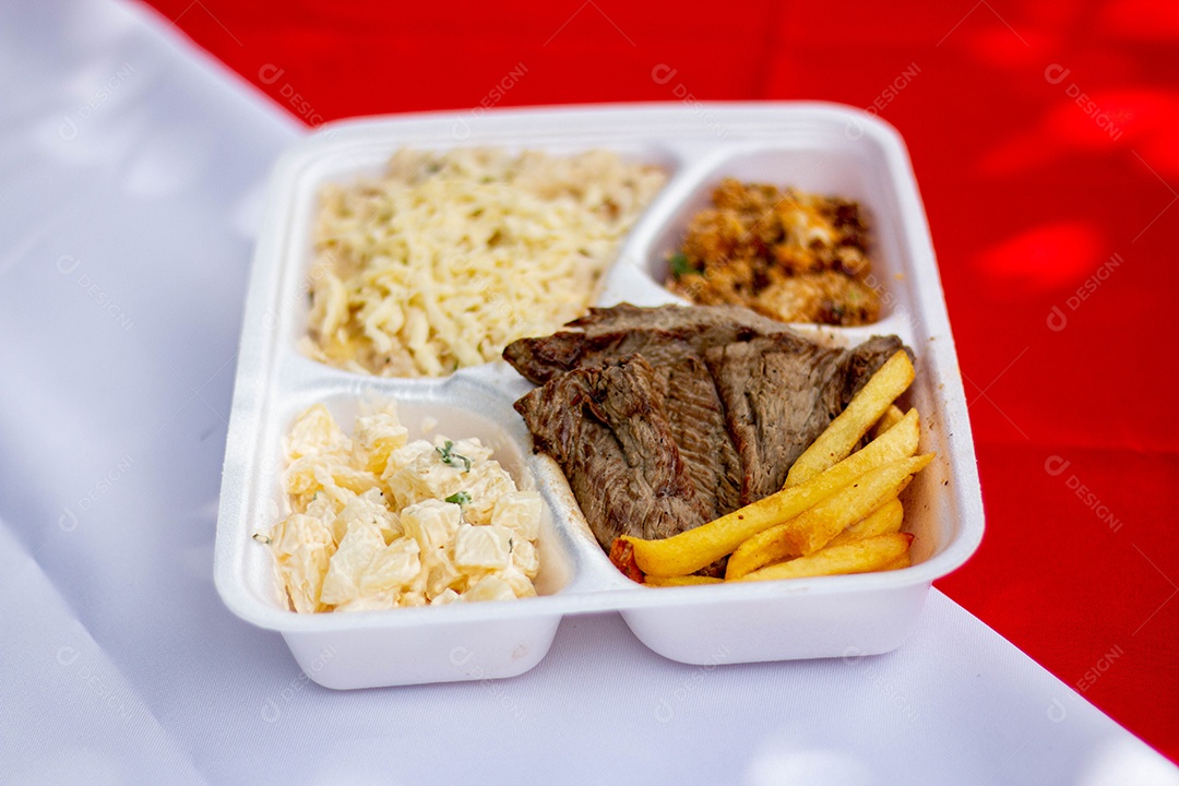 Marmita de comida sobre uma mesa restaurante