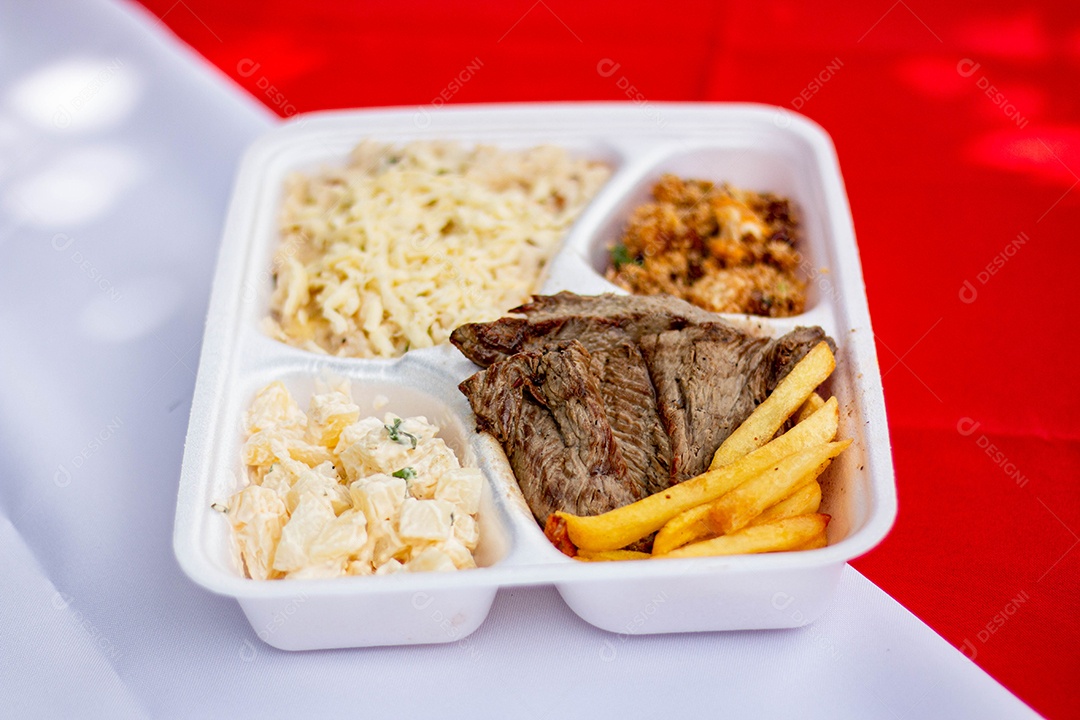 Marmita de comida sobre uma mesa restaurante