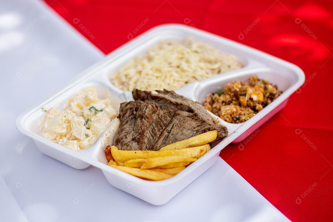 Marmita de comida sobre uma mesa restaurante