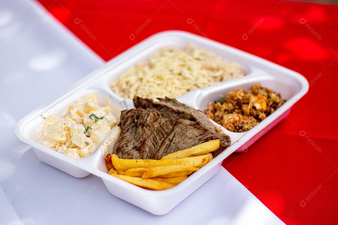 Marmita de comida sobre uma mesa restaurante