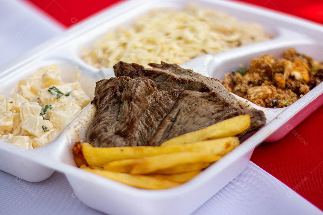 Marmita de comida sobre uma mesa restaurante