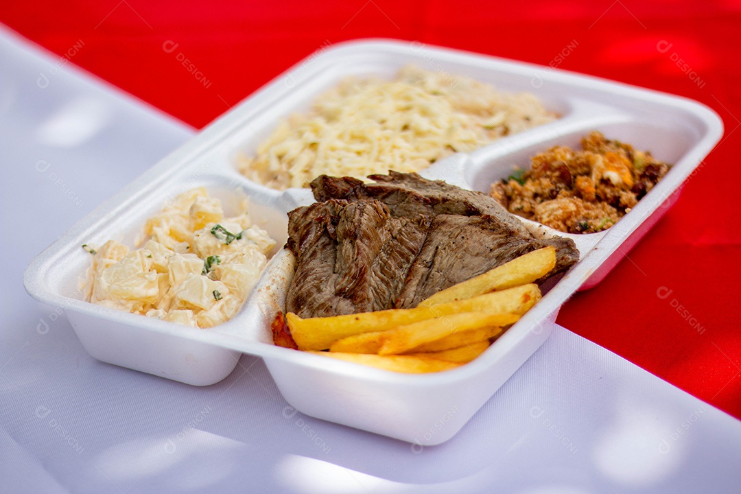 Marmita de comida sobre uma mesa restaurante